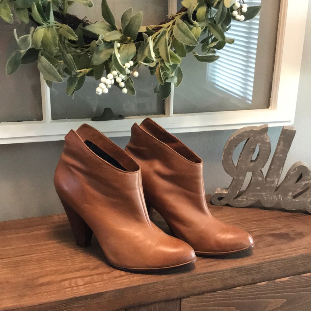 DMSX Donald J Pliner Booties